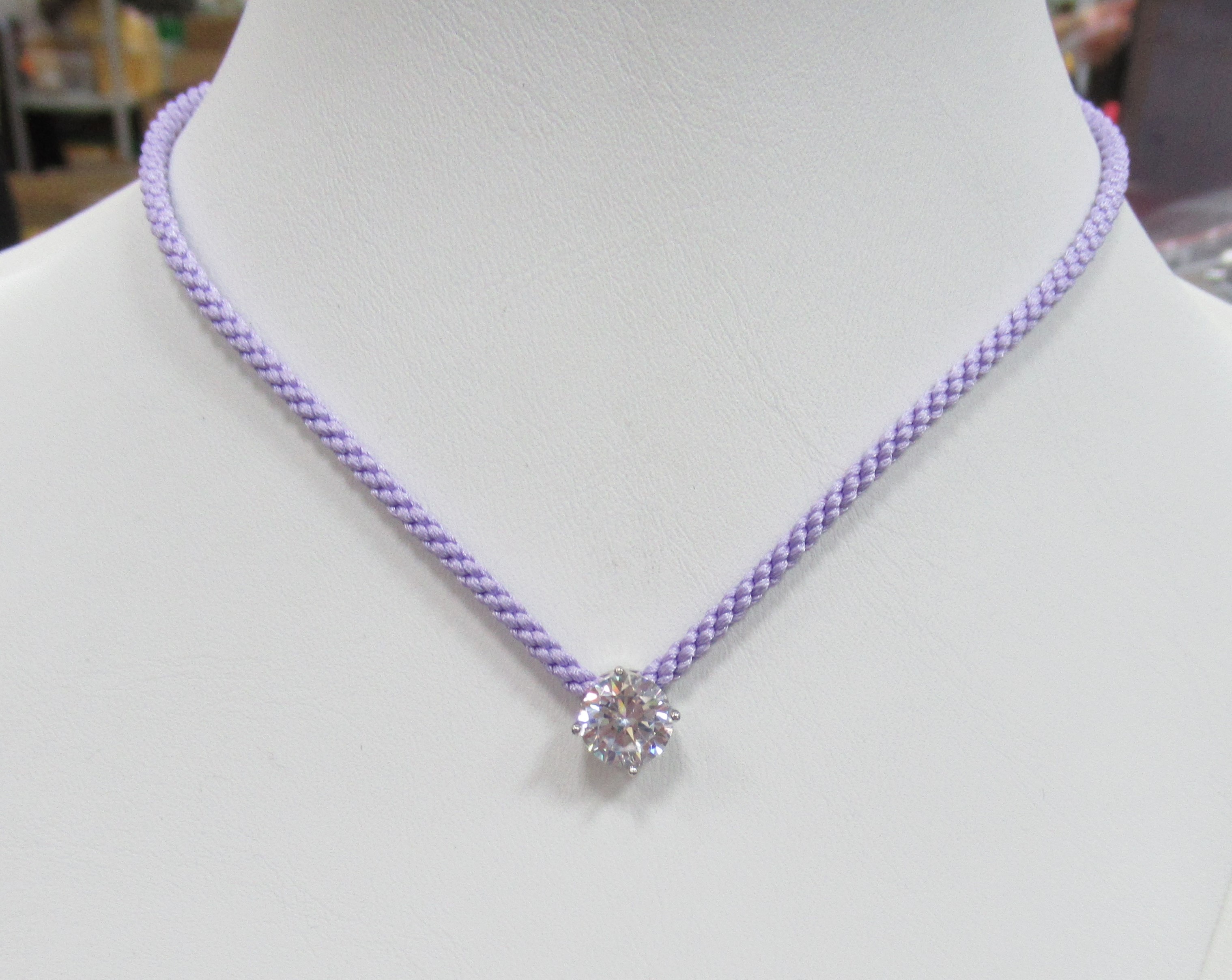 Серебряное колье 925 пробы; вставки 1 Фианит бесцв.; Текстиль сиреневый;